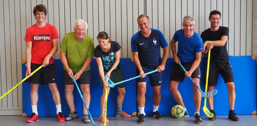 ein Sportverein für Kleine und Große,<br />
für Junge und Alte,<br />
wir sind ein Verein für ALLE, <br />
wir sind unsere größten Fans.<br />
<br />
Bei uns macht Sport Spaß - <br />
gemeinsam und alle zusammen ....